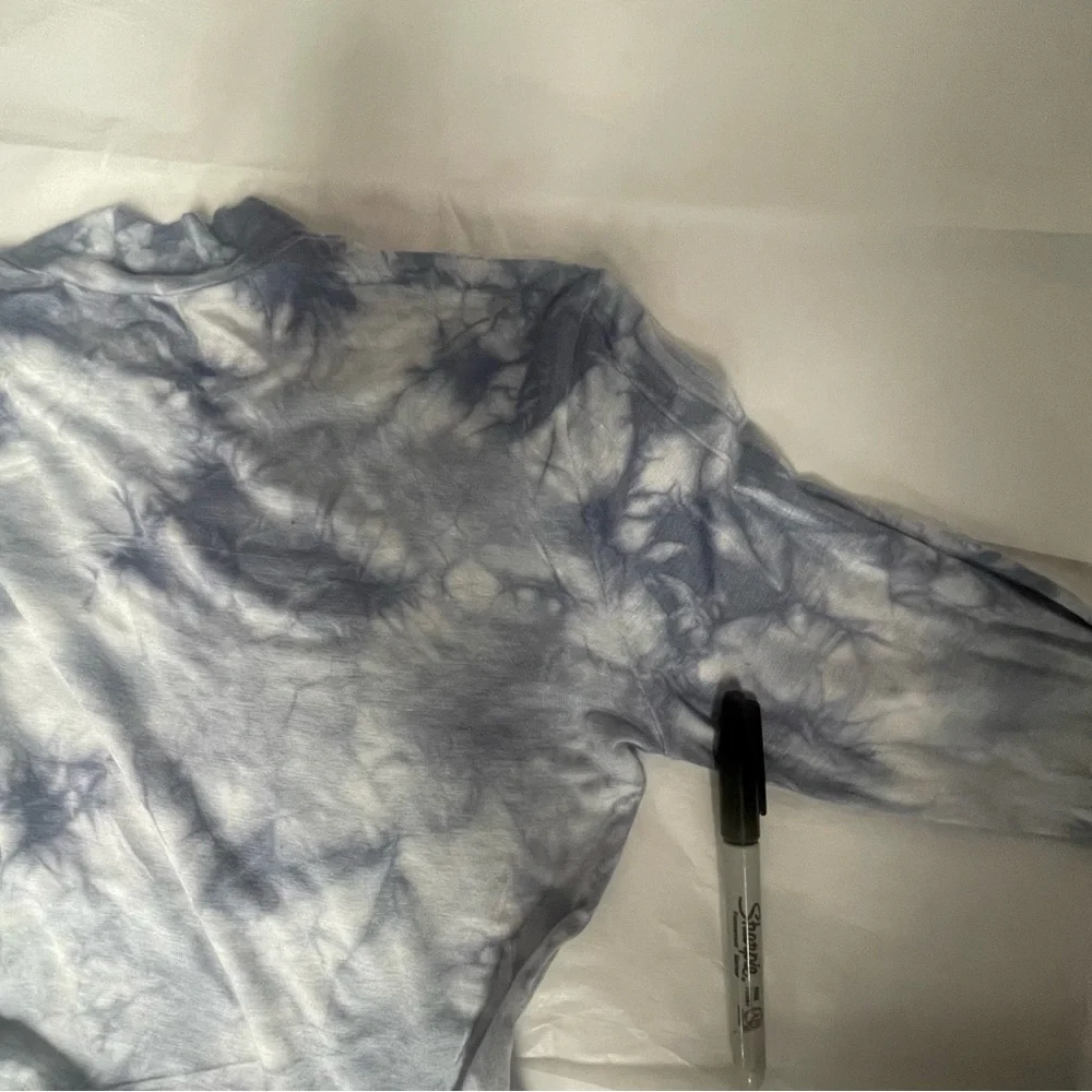 Aeropostale. Sz Small. Crop Top.. Small hole Rt arm. - Picture 15 of 16